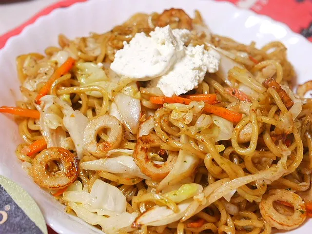 焼きそばにCASTELLOのホイップクリームチーズガーリック✨　パンチと酸味が効いててマヨとはまた違う美味しさ🎉🎊|深夜特急fさん