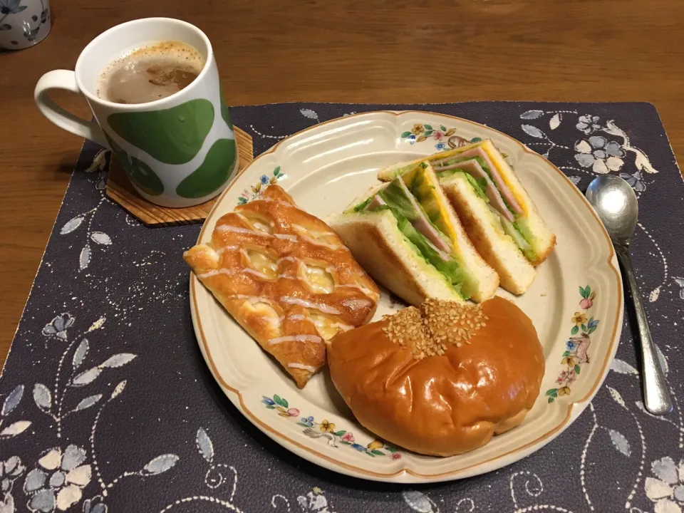 トーストサンドイッチ、スイートデニッシュ、白あんぱん、ホットコーヒー(朝ご飯)|enarinさん