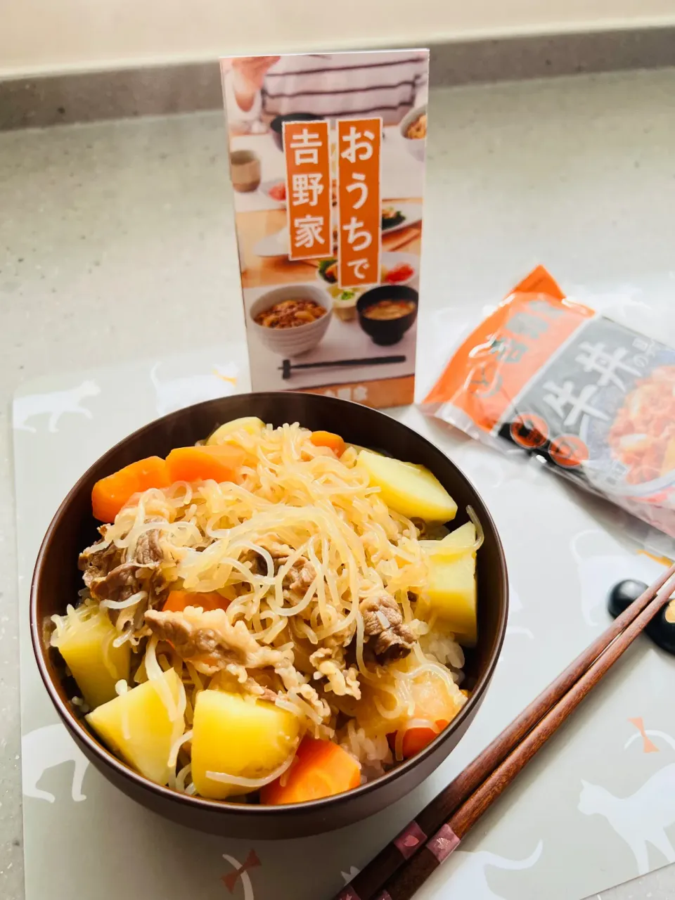 「吉野家の牛丼の具で肉じゃが丼」|バシュランさん