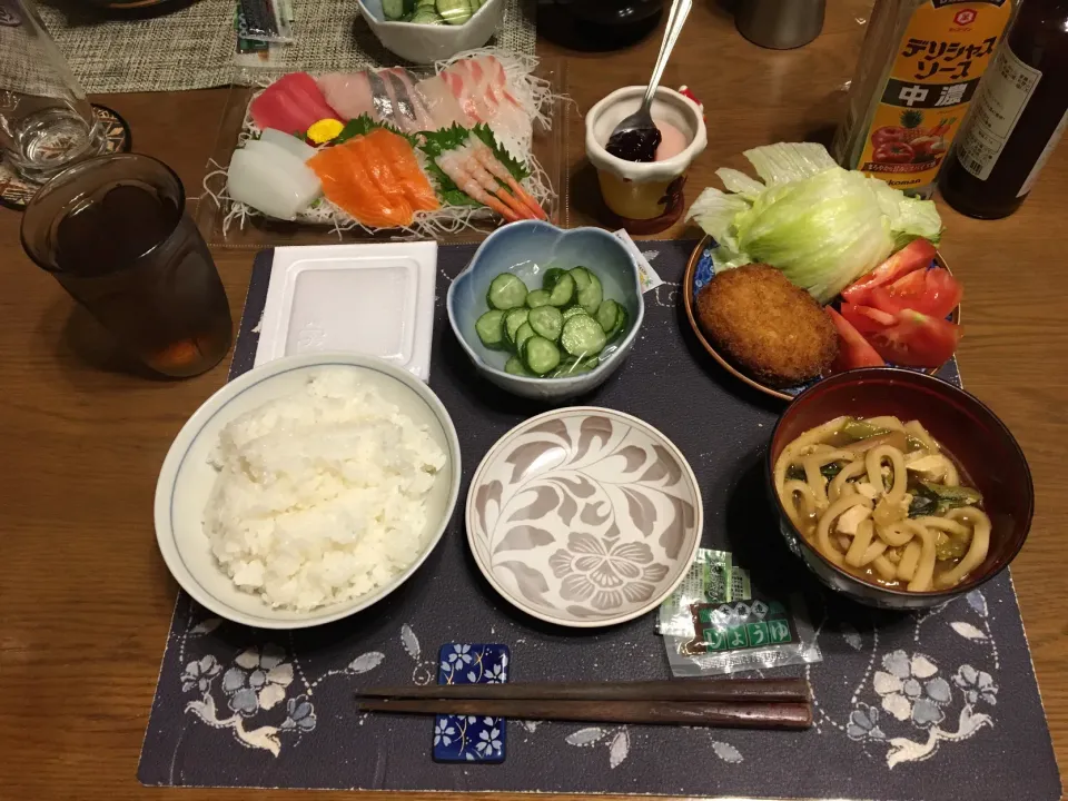 ご飯、刺身盛り合わせ、コロッケ、トマト,レタス、おかめ納豆、酢の物、麦茶、カシスジャムのせ手作りいちごミルクゼリー(夕飯)|enarinさん