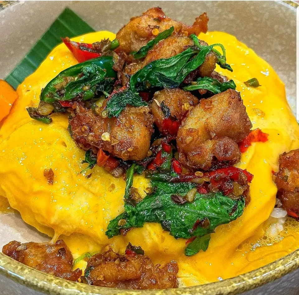Stir-fried Spicy Crispy Pork Belly w/ Thai Holy Basil & Creamy Soft Eggs (กะเพราหมูกรอบไข่ข้น) 🤤🌶🌶🐷🍳🍚|An'leeさん