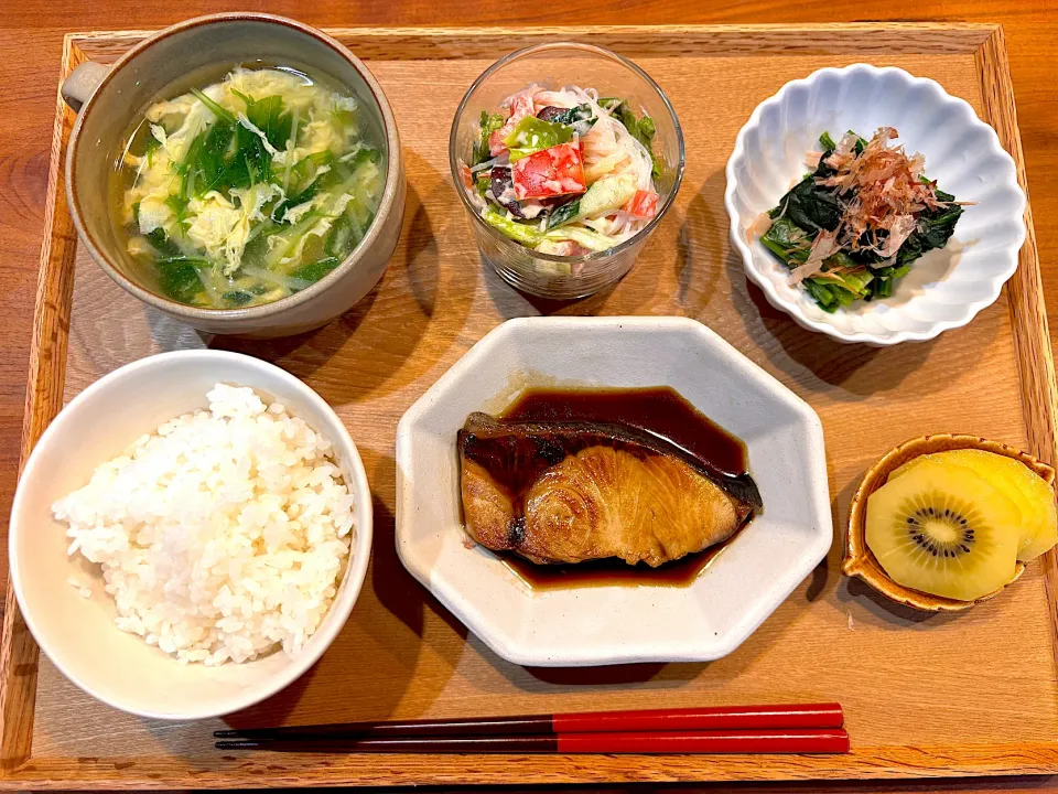 夜ご飯(鰤の照り焼き、ほうれん草のおひたし、春雨サラダ、水菜たまごスープ、キウイ)|cocomikaさん