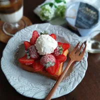 キャステロホイップクリームチーズであまおうフレンチトースト🍓|こだしーさん