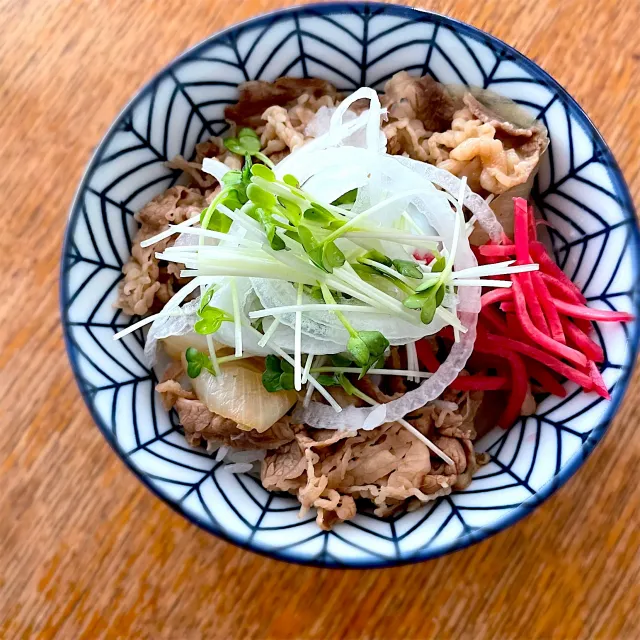 Snapdishの料理・レシピ写真:新玉ねぎとかいわれの香味牛丼｜牛丼を超えた自由な食べ方、無限大！簡単＆美味な「おうち𠮷野家」が楽しすぎる♪