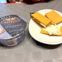 オシャレおやつ　クリームチーズのクラッカーサンド|なかみほさん