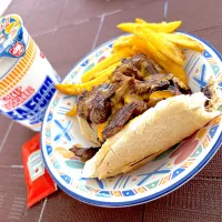 屋台のステーキパンとカップ麺|きなこさん