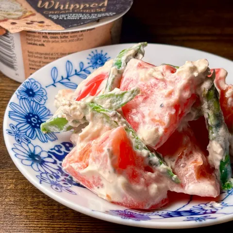 「キャステロ ホイップクリームチーズ ペッパー」を使ってみたSnapdishの料理・レシピ写真:クリームチーズに絡まるトマトとアスパラ