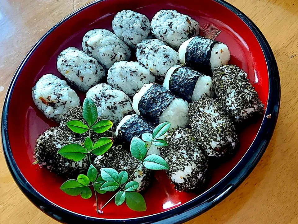 ひと口たわらむすび🍙 幼児に丁度良い位の大きさ わかめは具材梅干し 海苔は具材ごぼう＆おかか佃煮 と梅しそむすび|🐈⸒⸒⸒⸒つるのダンス🐈🐾さん