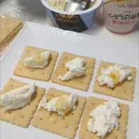クリームチーズ、クラッカー＆はちみつ|しまだ ちえこさん