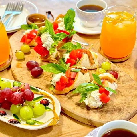 「キャステロ ホイップクリームチーズ ガーリック」を使ってみたSnapdishの料理・レシピ写真:カプレーゼ・サンドイッチ