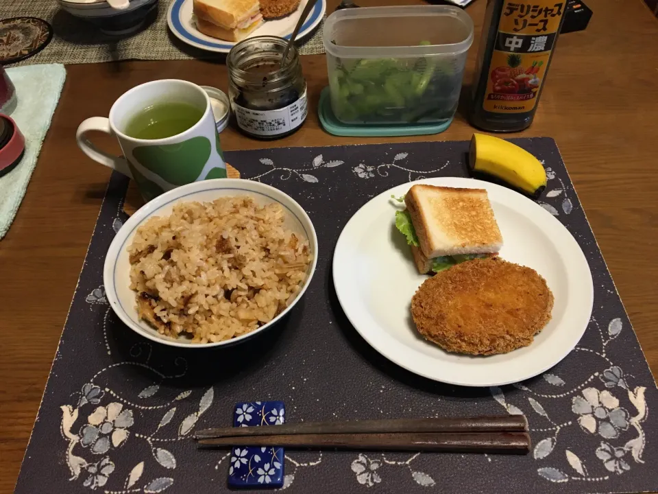 炊き込みご飯、コロッケ、トーストサンドイッチ、野沢菜漬け、熱い日本茶、バナナ(昼飯)|enarinさん