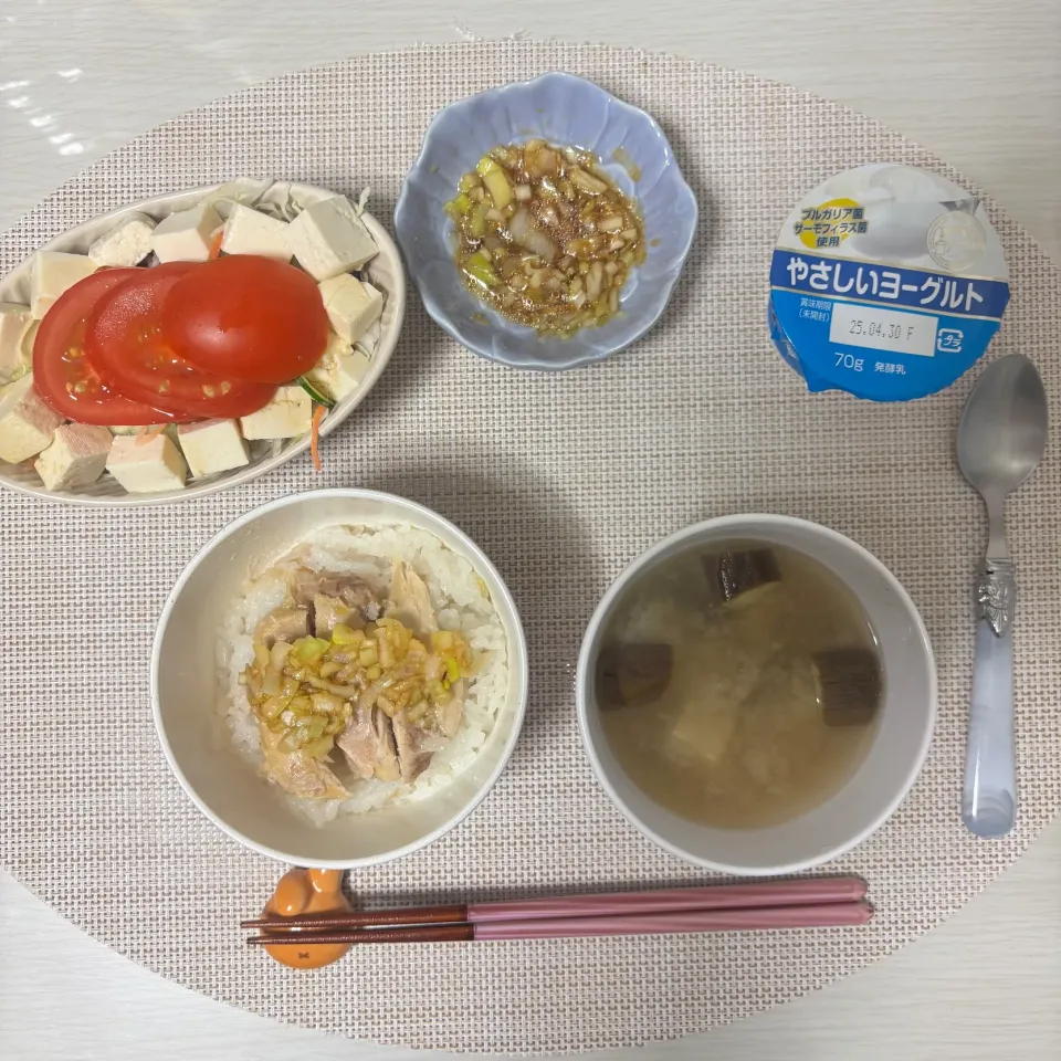 ミニカオマンガイ、茄子と豆腐のお味噌汁、レタストマト豆腐のサラダ、ヨーグルト|むぎさん
