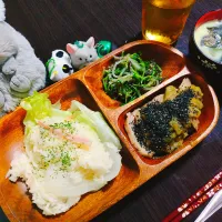 新玉ねぎの和風ピラフ、わかめとキャベツの豆乳味噌汁、蒸し豚ととろとろナスのグリーンソース、もやしと豆苗とナス皮のナムル|サトリさん