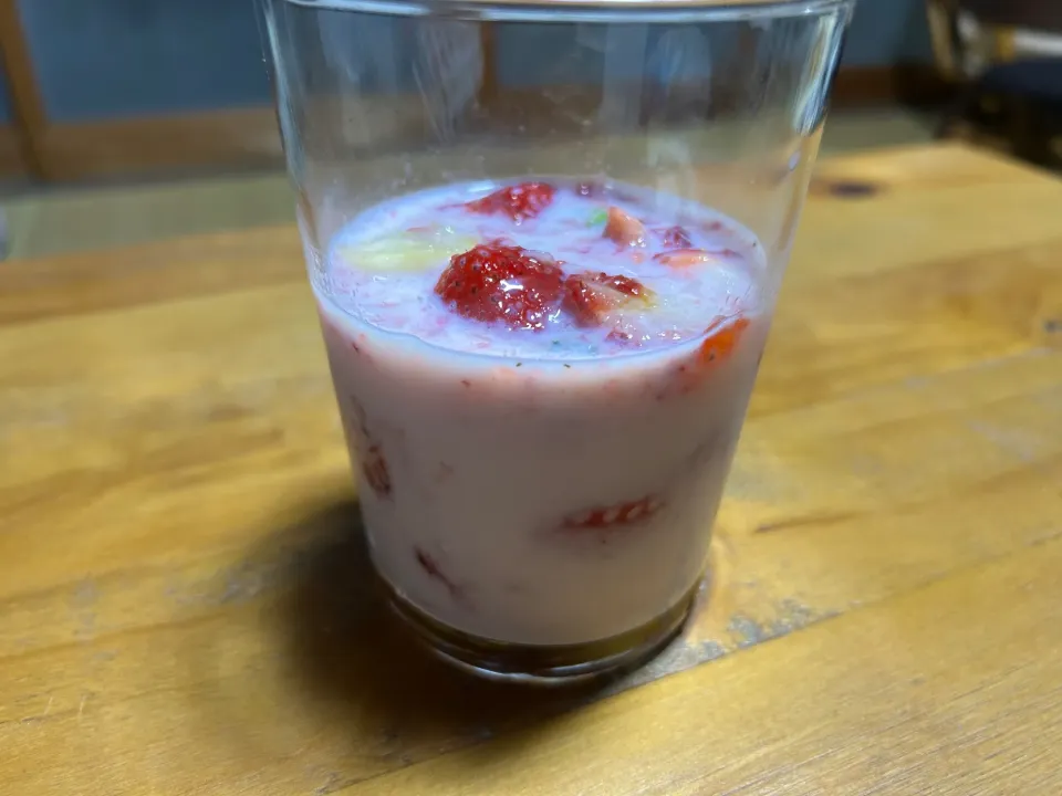 デザートに苺ミルクにバナナアイスと黒蜜をMIXを作りました!|トモちゃんさん