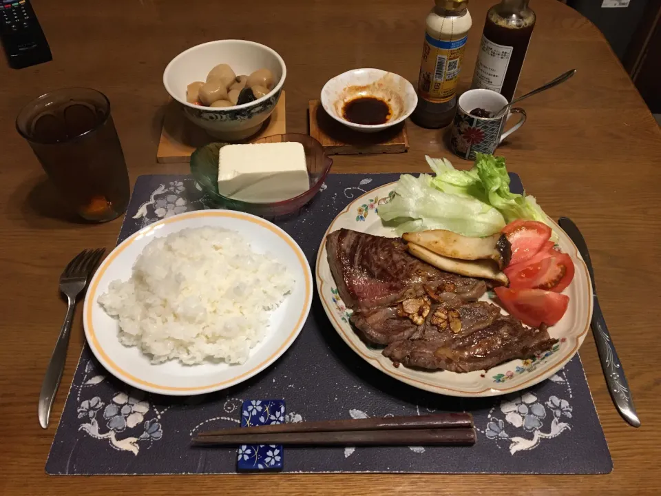 ご飯、ビーフステーキ、トマト、レタス、エリンギソテー、里芋の煮物、冷奴、麦茶、カシスジャムのせ手作りいちごミルクゼリー(夕飯)|enarinさん