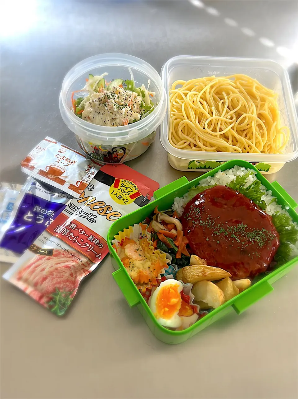 R7.4/28  𝙼𝚘𝚗.  ·͜·♡たらスパ&ハンバーグ弁当👨🏻‍🍳|hamakoさん