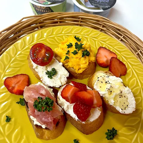 「キャステロ ホイップクリームチーズ プレーン」を使ってみたSnapdishの料理・レシピ写真:キャステロホイップで朝ごはん🍓