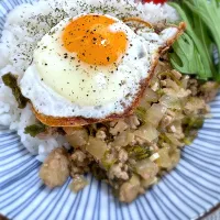 ラープごはんに目玉焼き（パクチーとひき肉の炒め物）|morimi32さん