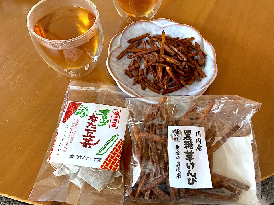 懸賞で当選したオリーブなた豆茶とスーパーで発見した黒糖けんぴ🥰|さくたえさん