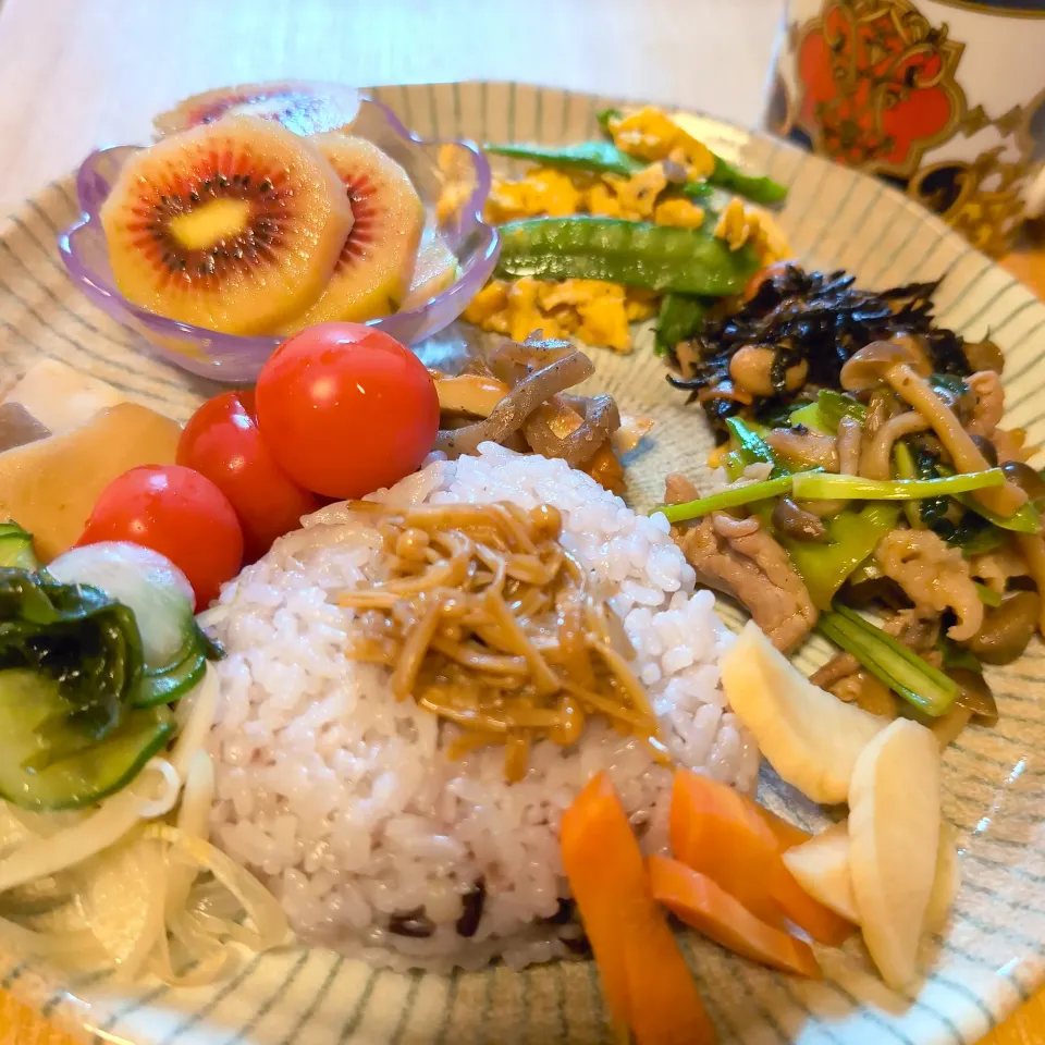 お弁当の残り物＋αでモーニング　プレート\⁠(⁠ϋ⁠)⁠/⁠♩　２１種の素材を使ったブレンド茶とともに〜|チョコさん