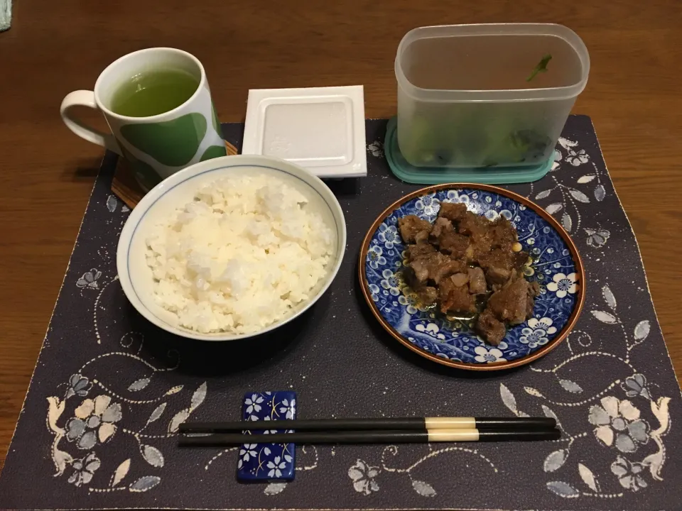 ご飯、サイコロ切りビーフステーキ、納豆、野沢菜漬け、熱い日本茶(朝ご飯)|enarinさん