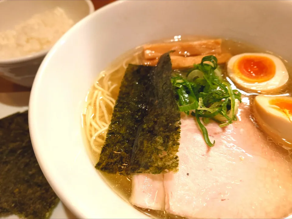 【TRYラーメン大賞2021-2022 
新店・しょうゆ部門5位】 
支那蕎麦 澤田 
白醤油支那蕎麦 (950円) 
＋白ご飯 (150円)
＋海苔 (6枚、別皿、100円)
＠新宿御苑前3分 
(JR新宿駅から徒歩17分) 
25116
〈醤61塩21噌󠄀11タ4昆6出5F6冷2〉|大脇さん