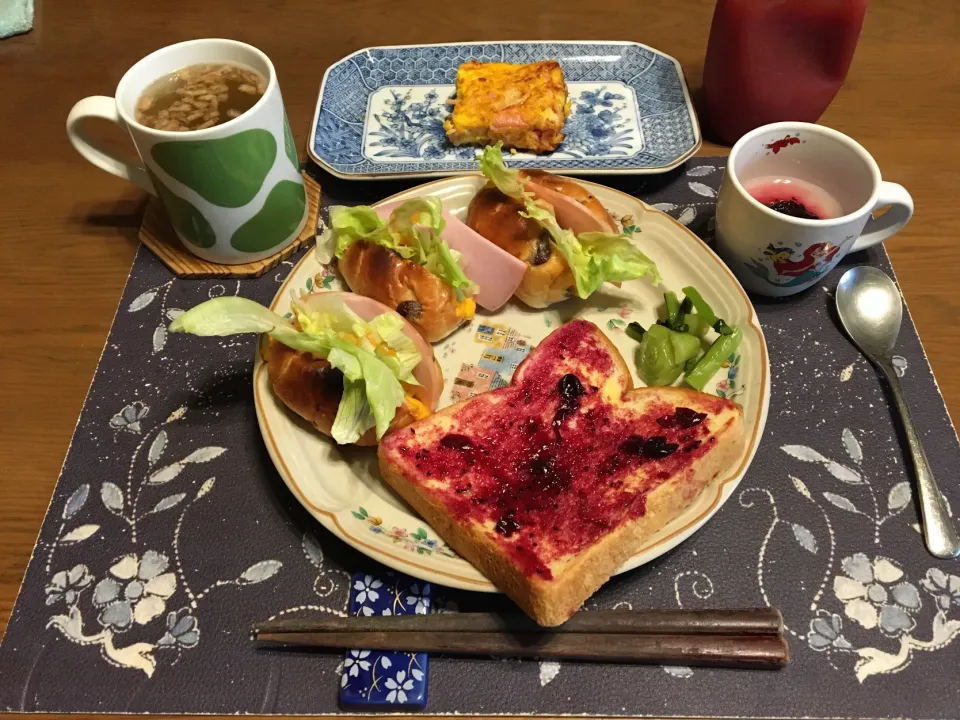 レーズンロールパントーストサンドイッチ、カシスジャムトースト、玉子焼き、具材入りタマネギスープ、カシスジャムのせ牛乳ゼリー、バナナ(昼飯)|enarinさん
