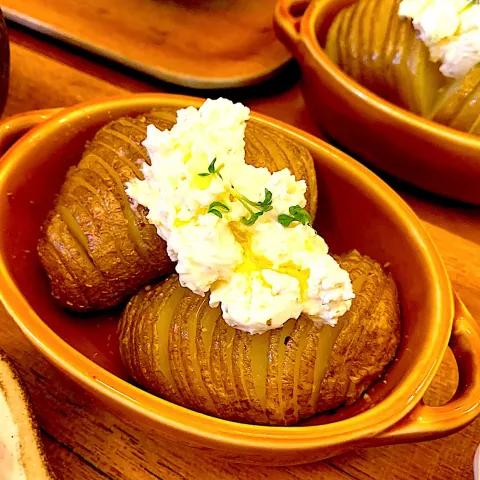 「キャステロ ホイップクリームチーズ ガーリック」を使ってみたSnapdishの料理・レシピ写真:ハッセルバックポテトのガーリッククリームチーズ乗せ