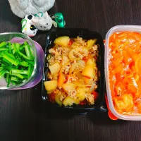 作り置き三品（鶏ももとキノコのケチャップ煮、ひき肉の肉じゃが、小松菜の油炒め）|サトリさん