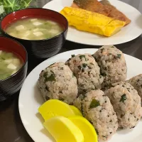 鮭わかめ雑穀ごはんおにぎりセット🍙|あやめもちもちさん