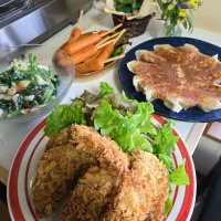 アジフライ・餃子・ウィンナー・ほうれん草とちくわのサラダ🌺|chiyukiさん
