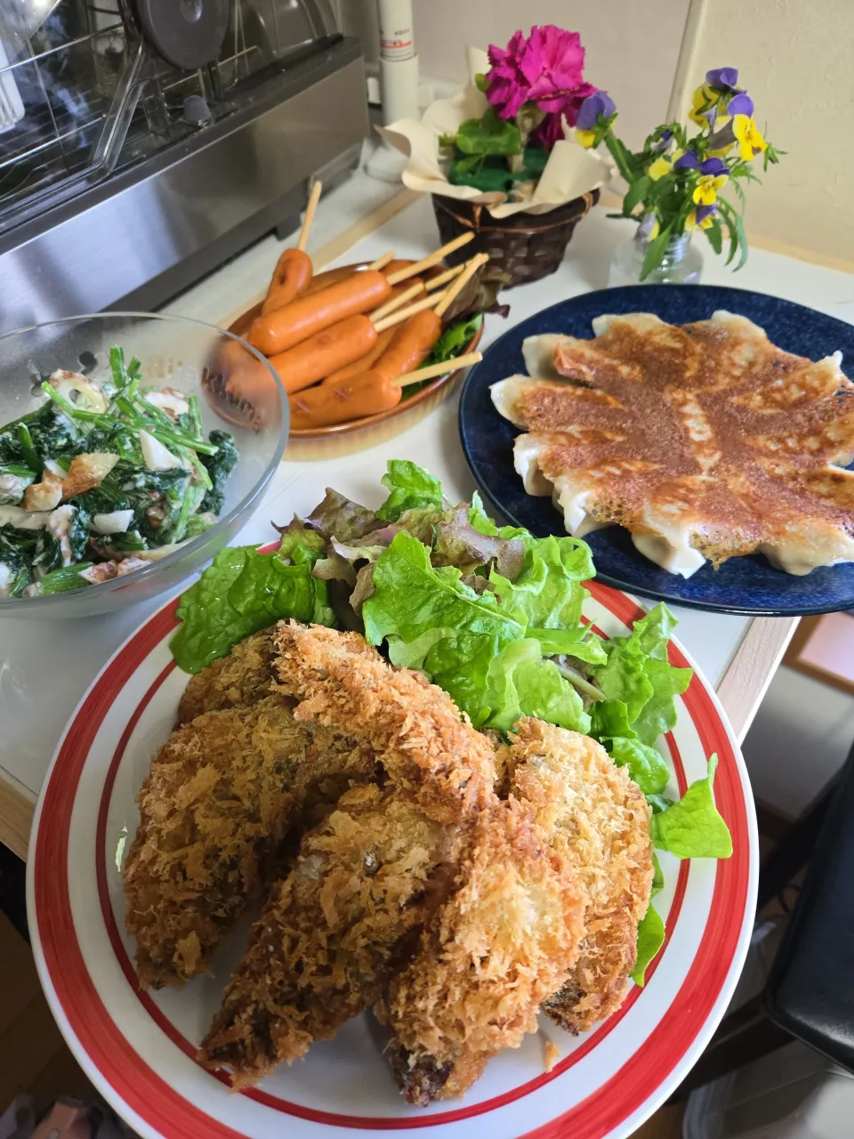 アジフライ・餃子・ウィンナー・ほうれん草とちくわのサラダ🌺|chiyukiさん