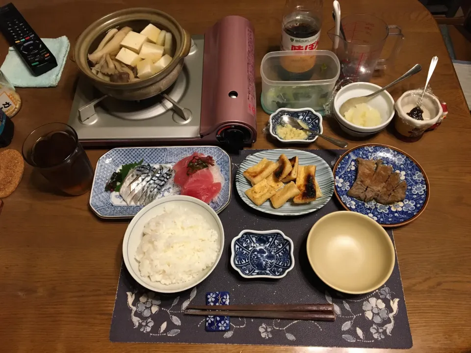ご飯、めばちまぐろの切り落とし、〆さばのお造り、きのこ鍋、ステーキ宮のたれをかけてレンチンしたビフテキ、網焼きした油揚げ、野沢菜漬け、麦茶、カシスジャム入牛乳ゼリー(夕飯)|enarinさん