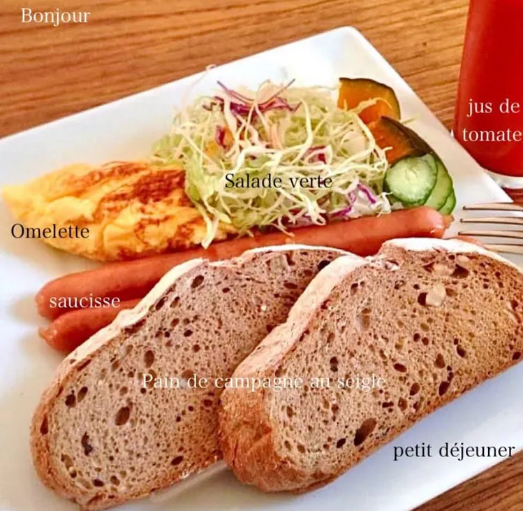「Campagne Plateで朝」
カンパーニュの浅いトーストに  ソーセージ、オムレツ、サラダ、野菜ジュースを添えて 朝ごはん💦|ばくあんしゃさん