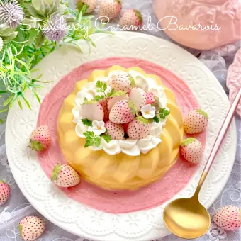Snapdishの人気料理写真:パールホワイトの苺生キャラメルソースババロア🍓