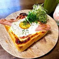 魚肉ソーセージの真ん中に切れ目を入れて卵落とすのが海外でバズってると聞いて|カエルミちゃんさん