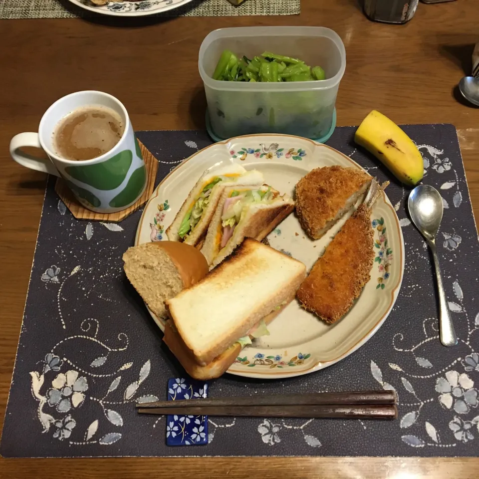 トーストサンドイッチ、オギノパンのコッペパン、揚げ直したお惣菜コロッケ＆アジフライ、野沢菜漬け、ホットコーヒー、バナナ(朝ご飯)|enarinさん