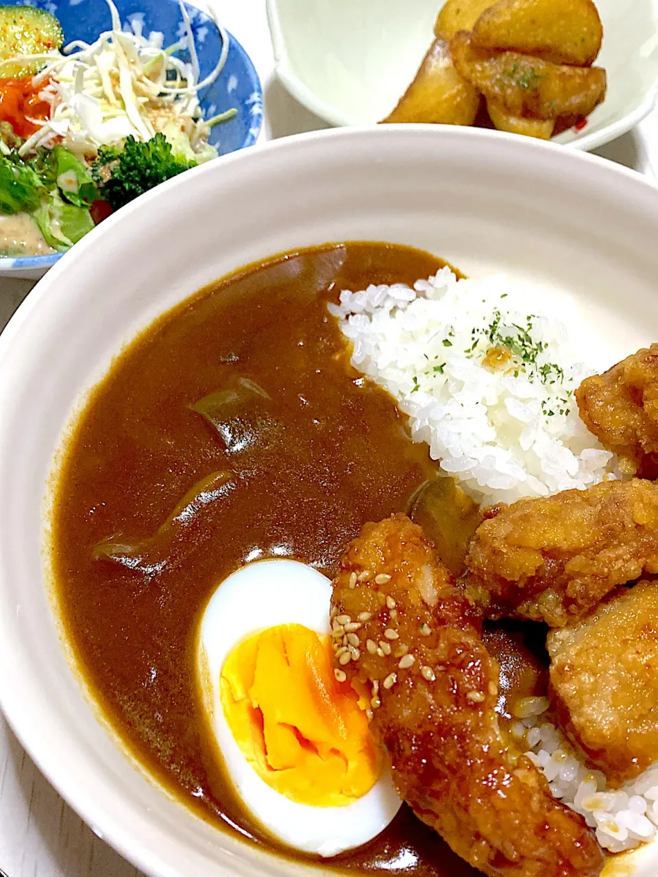 唐揚げのせナスカレー、揚げ焼きポテト、エビ入りサラダ|Ayaさん