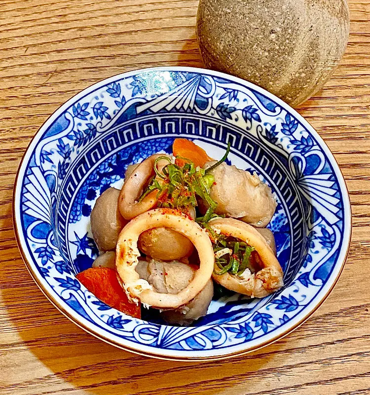 「深夜食堂風 里芋とイカの煮物」
番組通りに煮ると 確かにヌメリが出にくいみたい(^^)  サバ塩と小松菜と油揚げの味噌汁を添えて 晩ごはん💦|ばくあんしゃさん