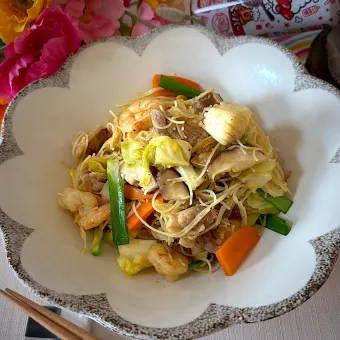 Snapdishの人気料理写真:ガーリック&ペッパー入りカレー焼きビーフン✨