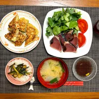 カツオのたたき、ケールレタストマト、長芋と野菜のふわふわ焼き、ノビルの醤油漬け、味噌汁(大根、さつまいも、青ネギ)| 柚子きりかさん