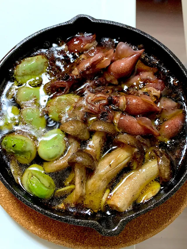 Snapdishの料理・レシピ写真:ホタルイカとそら豆のアヒージョ｜グリーン♪グリーン♪そら豆アレンジ