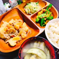 新玉ねぎの和風ピラフ、ナスと油揚げの味噌汁、ひき肉の肉じゃが、ピーマンしりしり、もやしとキュウリとセロリのサラダ|サトリさん