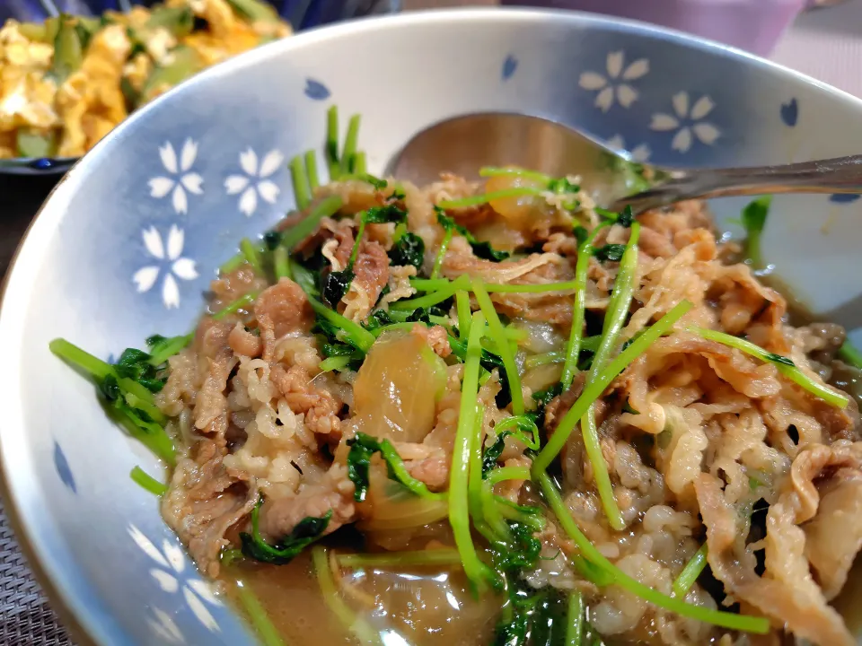 野菜も食べよう♡豆苗入り牛丼|Guuママさん