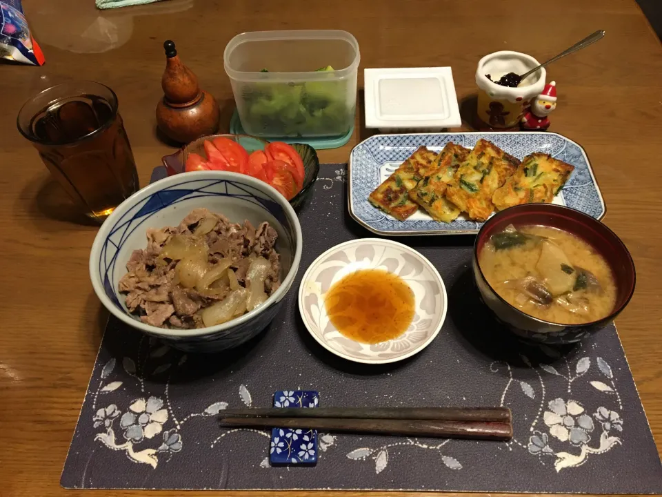 牛丼、チヂミ、味噌汁、トマト、納豆、野沢菜漬け、麦茶、カシスジャムのせ手作り牛乳ゼリー(夕飯)|enarinさん