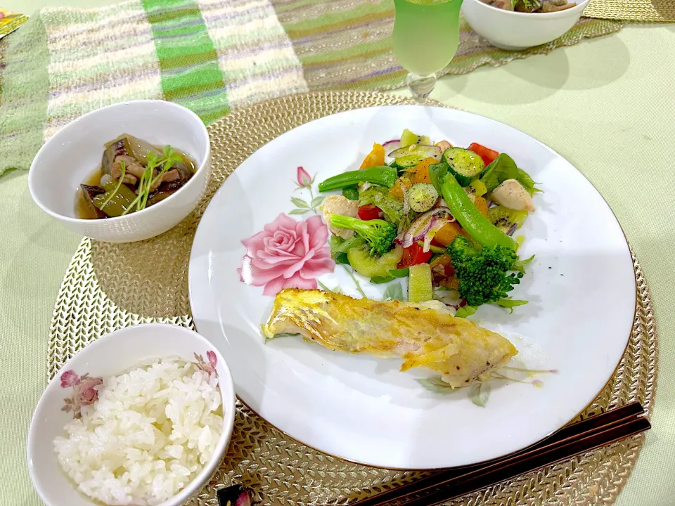 お魚のムニエルに10品目+焼きささみ肉サラダ🥗|Seikoさん