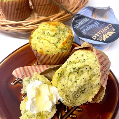 「キャステロ ホイップクリームチーズ プレーン」を使ってみたSnapdishの料理・レシピ写真:パセリマフィンにキャステロホイップ🌿