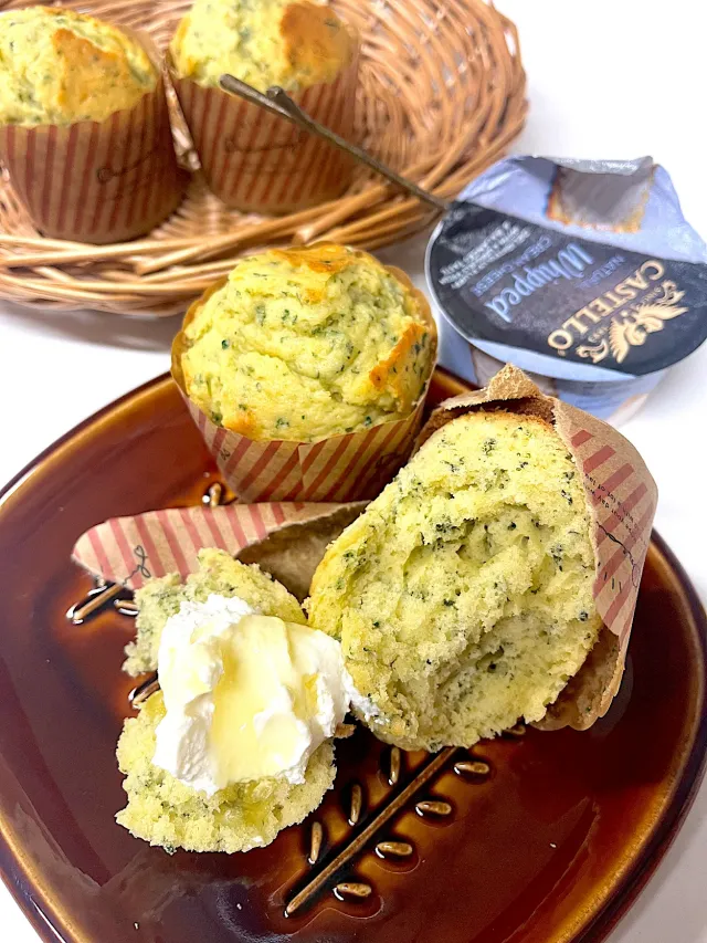 Snapdishの料理・レシピ写真:パセリマフィンにキャステロホイップ🌿｜週末はマフィンを焼いて♪ティータイムはいかが？
