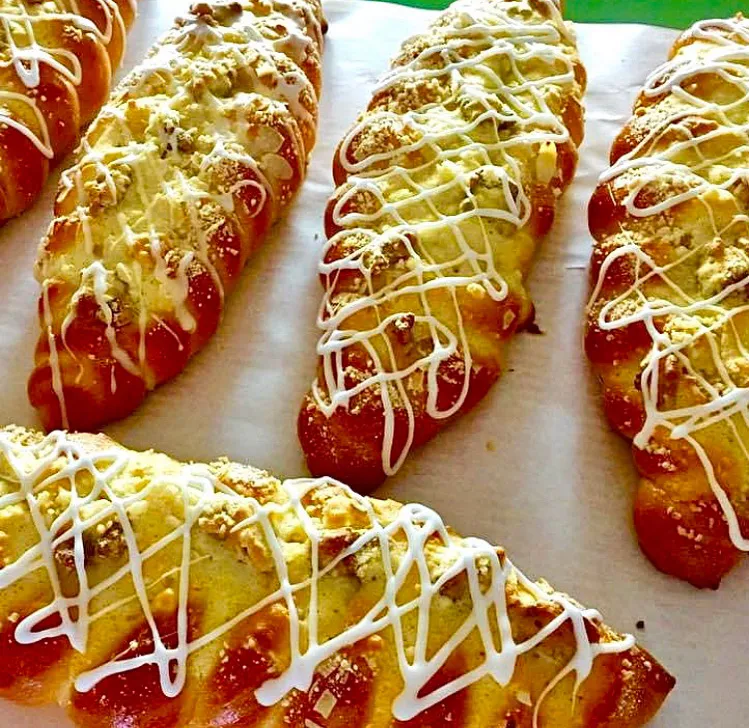 「Mandelzopfで朝」🥨
プードルを練り込んだ クノーテン生地を編み込んで ホンノリ甘い アーモンドツォップ！ タップリのトッピングでお化粧して朝ごはん💦|ばくあんしゃさん
