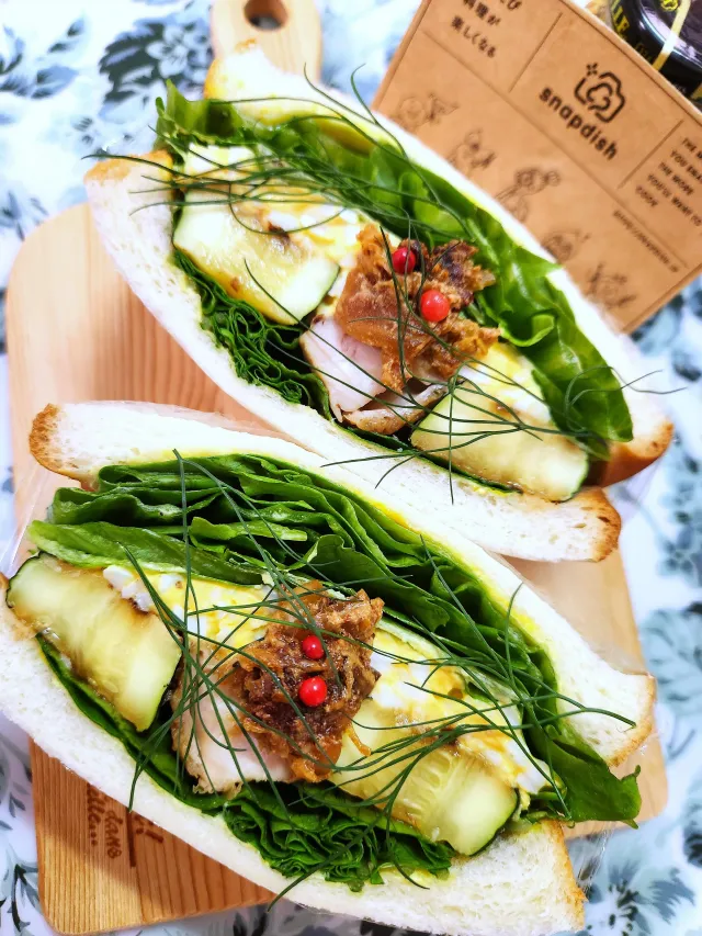 Snapdishの料理・レシピ写真:@きなこさんの料理 🔷昭和の日🎌肉の日の皮パリチキンと☀天日干し野菜のソテー🔷｜ずっしりボリューミーサンドイッチ♪